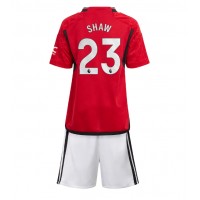 Dětský fotbalový dres Manchester United Luke Shaw #23 2023-24 Domácí Krátký Rukáv (+ trenýrky)